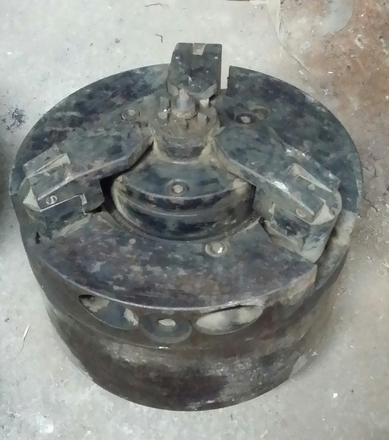 Used Eccentric Compensating Chuck with Retractable Jaws